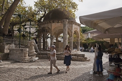Площадь Платанов в Косе: "платан Гиппократа" и турецкий фонтан.