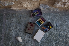 Старые аудиокассеты в "пункте обмена" (книгами, журналами и дисками) в порту для яхт на острове Лерос.