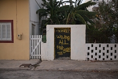 Граффити We Are All Refugees ("Мы все беженцы") в поселке Лакки на острове Лерос. На Леросе расположен один из крупных лагерей для беженцев с Ближнего Востока, перебирающихся на греческие острова по морю из Турции.