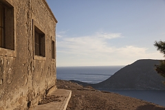 Заброшенная итальянская казарма в местечке Туртурас на острове Лерос.