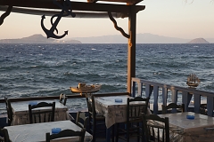 Ресторан на набережной в поселке Мандраки - самом крупном поселении на острове Нисирос. На горизонте виден остров Кос.