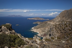 Вид с острова Тилос на необитаемый островок Гайдарос, острова Нисирос (слева на горизонте) и Кос (на горизонте справа)