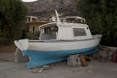 Рыбацкий баркас на берегу, поселок Ливадия на острове Тилос.