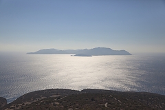 Вид с острова Нисирос на остров Тилос.