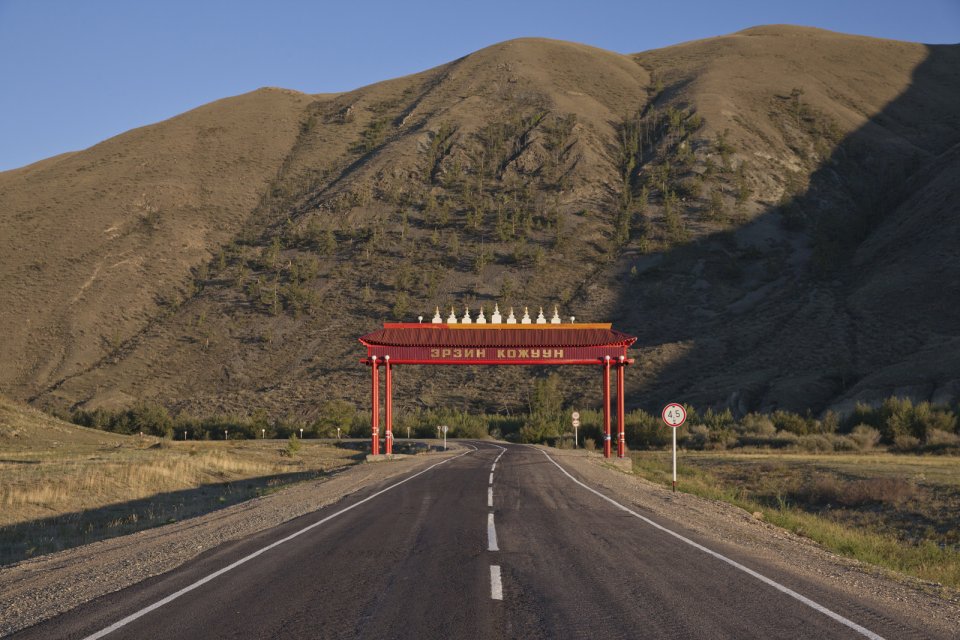 A gate on the M-54 road marking the entrance into Erzin Kozhuun - a district in southeastern Tuva bordering Mongolia. Tuva is one of only two Russian regions (the other being Sakha-Yakutia) where administrative subdivisions are named in a local language (otherwise it's always raions in Russian). The Tuvan word kozhuun that denotes a district traces back to the old Mongolian term khoshun of the same meaning (still in use in China's Inner Mongolia), highlighting the long period of Mongolian/Chinese domination in Tuva.