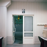 Интерьер Сибирского центра фотохимических исследований, над дверью портрет академика Герша Будкера